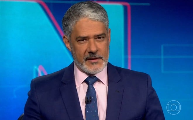 William Bonner tem expressão de desgosto na bancada do Jornal Nacional