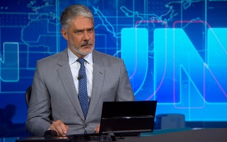 William Bonner tem expressão séria na bancada do Jornal Nacional