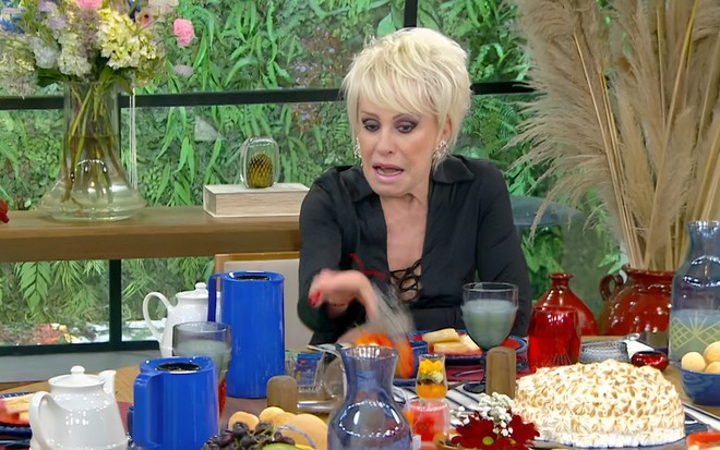 Ana Maria Braga grita de susto na mesa de café da manhã do Mais Você