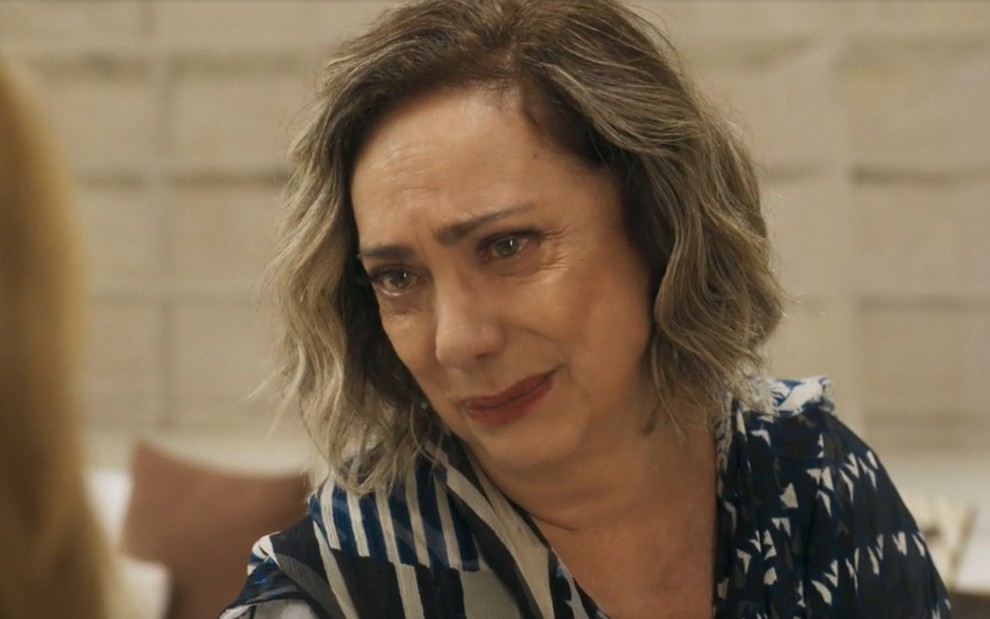 A atriz Eliane Giardini está em cena como Berta na novela Mania de Você, da Globo