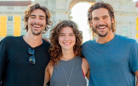 Bruno Montaleone, Alanis Guillen e Nicolas Prattes posam durante gravações em Portugal da novela Mania de Você, da Globo