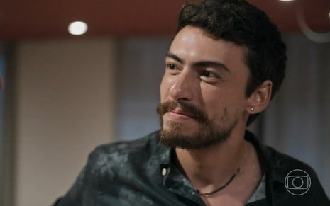 Jaffar Bambirra está em cena como Iberê na novela Mania de Você, da Globo