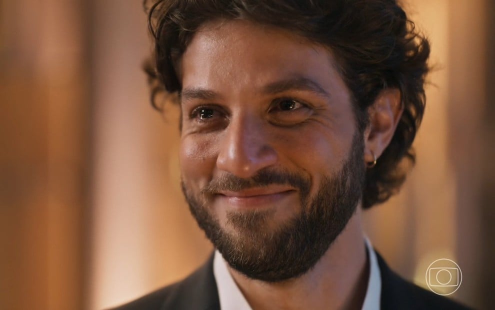 O ator Chay Suede está em cena como Mavi na novela Mania de Você, da Globo