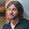 O ator Chay Suede está em cena como Mavi na novela Manida de Você, da Globo