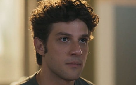 O ator Chay Suede está em cena como Mavi na novela Mania de Você, da Globo