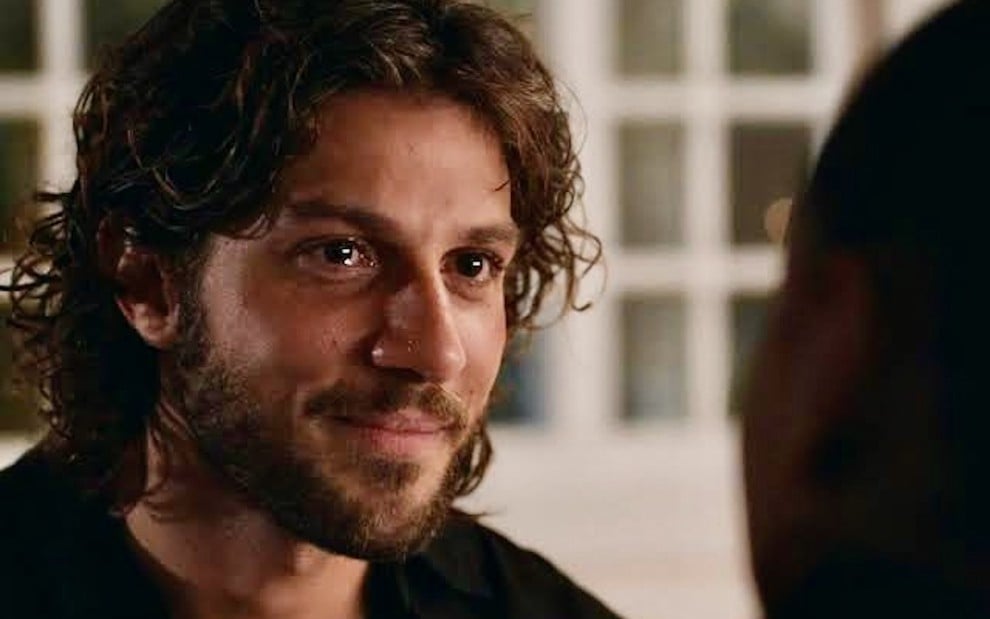 O ator Chay Suede está quase chorando em cena da novela Mania de Você, da Globo