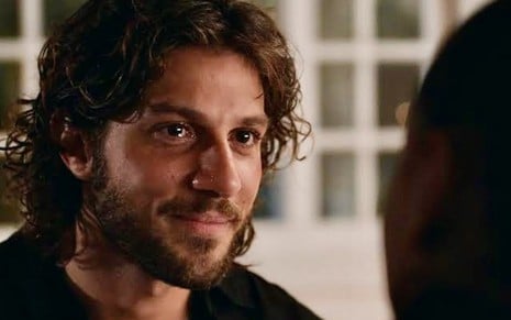 O ator Chay Suede está quase chorando em cena da novela Mania de Você, da Globo