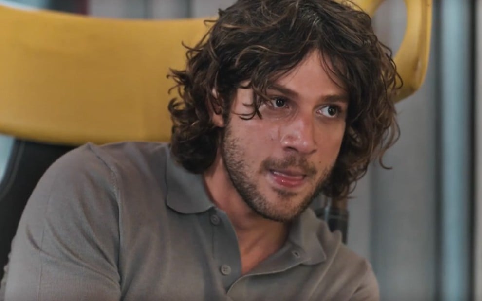 O ator Chay Suede está simulando transtorno em cena da novela Mania de Você como Mavi