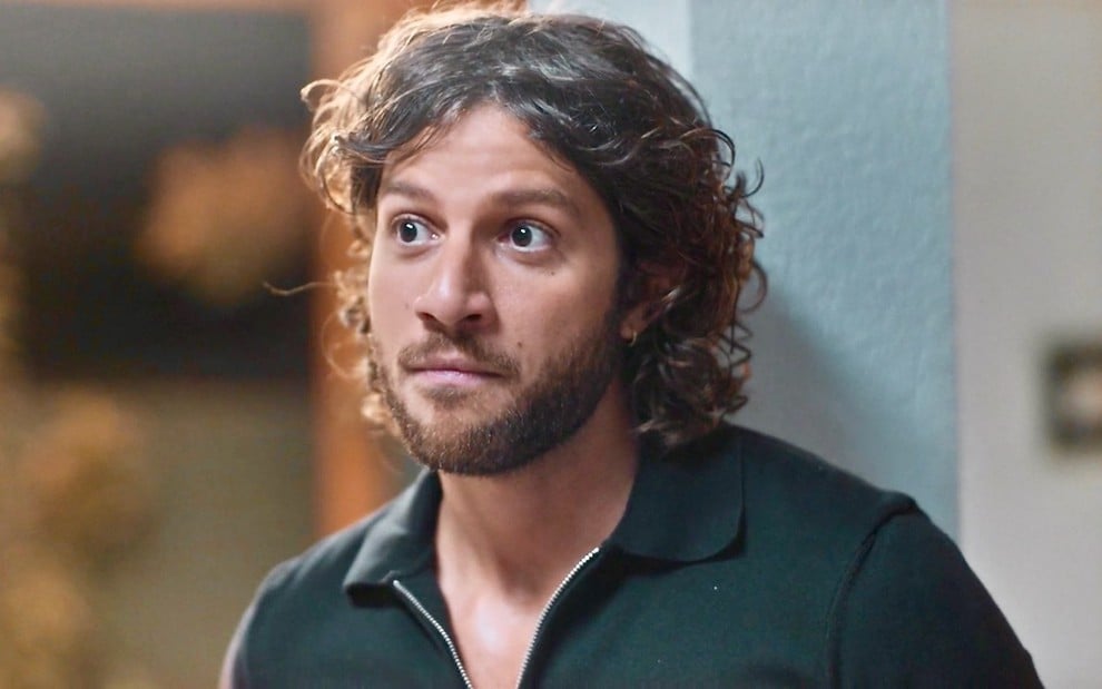 O ator Chay Suede está em cena como Mavi na novela Manida de Você, da Globo