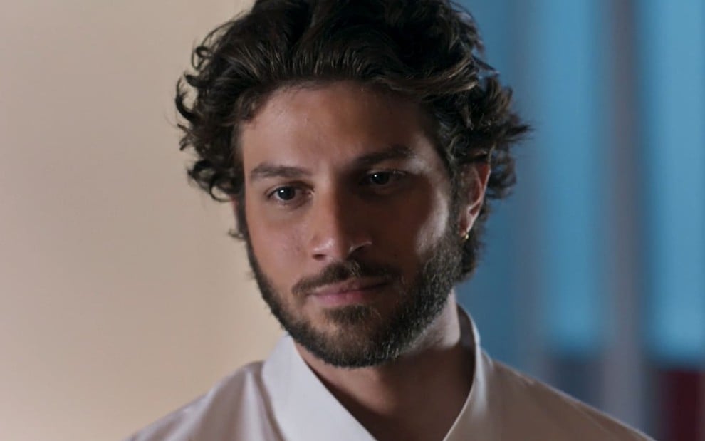 Chay Suede está caracterizado como Mavi, vilão da novela Mania de Você, da Globo