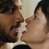 Chay Suede contracena com Agatha Moreira em cena de embate de Mavi e Luma na novela Mania de Você, da Globo