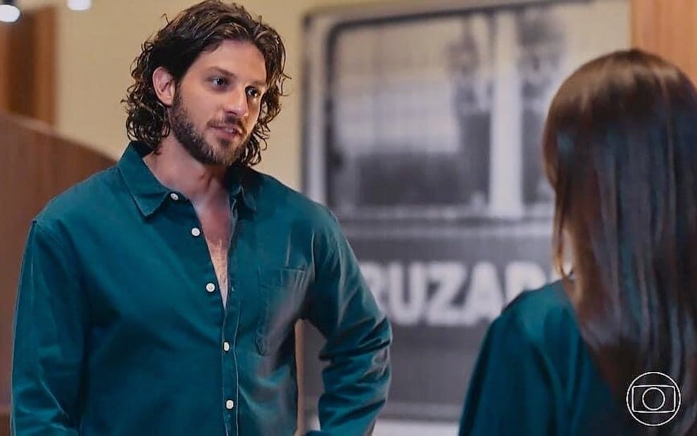 Chay Suede contracena com Adriana Esteves na novela Mania de Você, da Globo