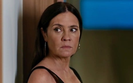 A atriz Adriana Esteves está caracterizada como Mércia na novela Mania de Você, da Globo