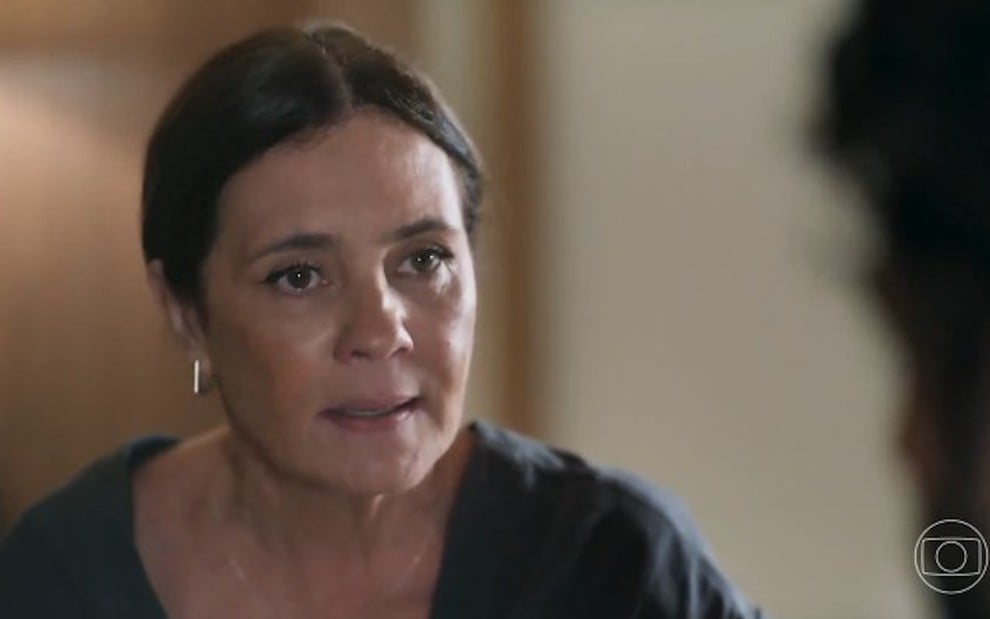 A atriz Adriana Esteves está caracterizada como Mércia na novela Mania de Você, da Globo