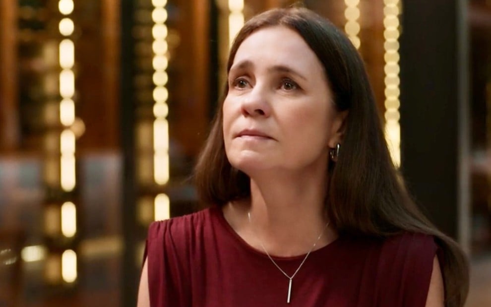 A atriz Adriana Esteves está em cena como Mércia na novela Mania de Você, da Globo