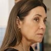 A atriz Adriana Esteves está caracterizada como Mércia na novela Mania de Você, da Globo