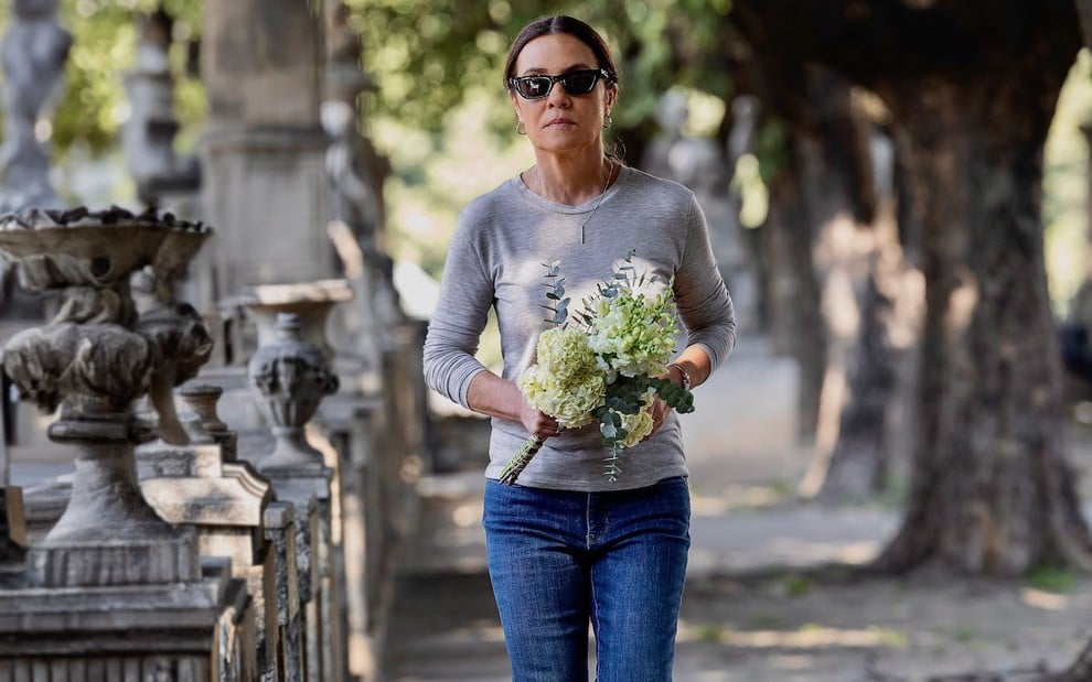 Adriana Esteves está em cena em um cemitério na novela Mania de Você, da Globo