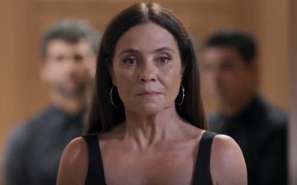 Adriana Esteves está em close em cena como Mércia na novela Mania de Você, da Globo