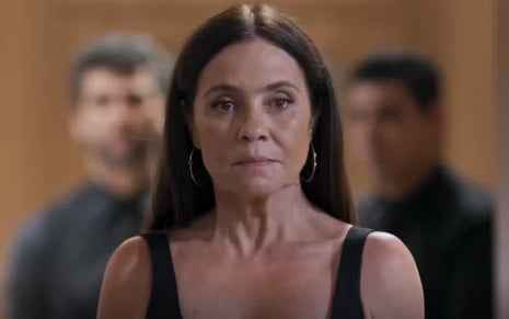 Adriana Esteves está em close em cena como Mércia na novela Mania de Você, da Globo