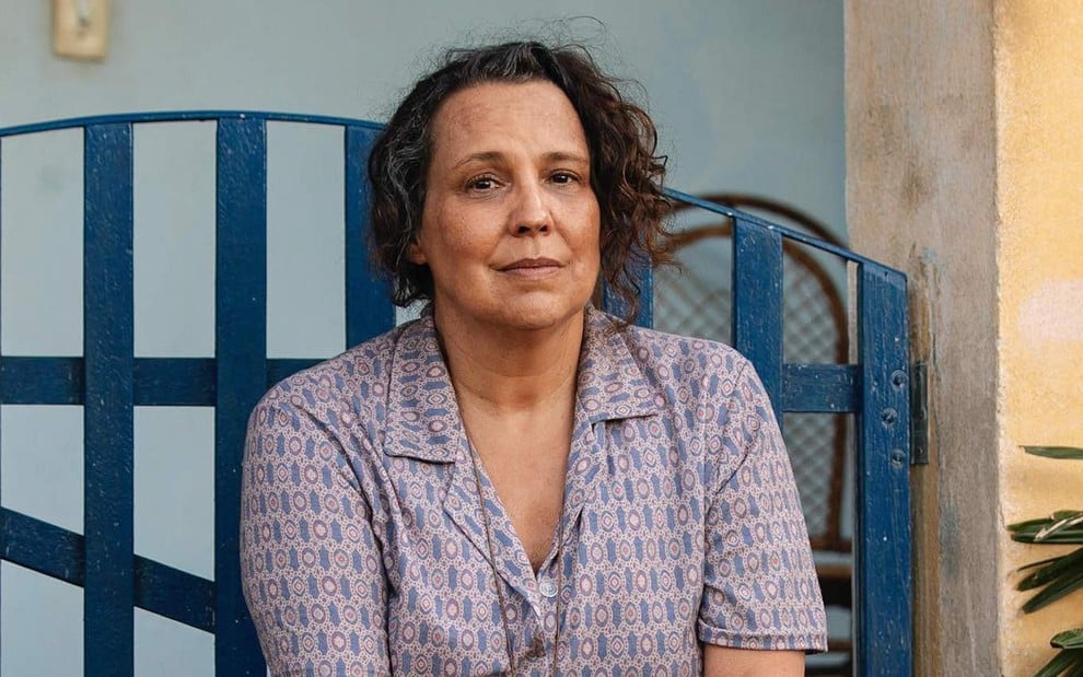 Ana Beatriz Nogueira está caracterizada como Moema na novela Mania de Você, da Globo