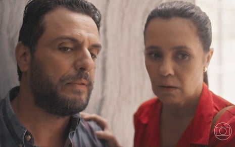 Rodrigo Lombardi e Adriana Esteves têm expressões de susto em cena de Mania de Você