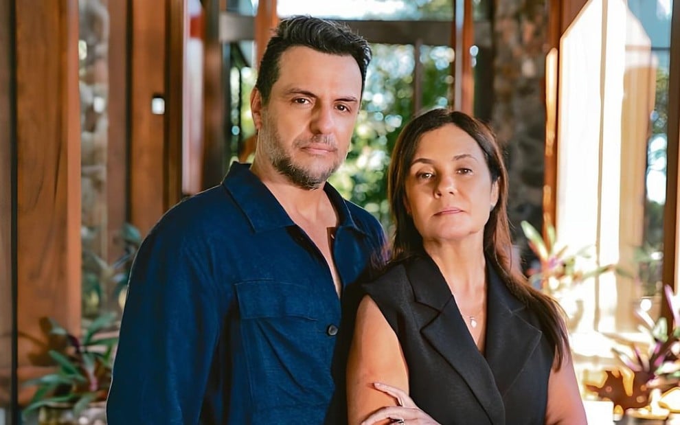 Rodrigo Lombardi e Adriana Esteves posam em cenário da novela Mania de Você, da Globo, como Molina e Mércia