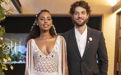 Gabz e Chay Suede posam com as roupas do casamento de seus personagens na novela Mania de Você, da Globo