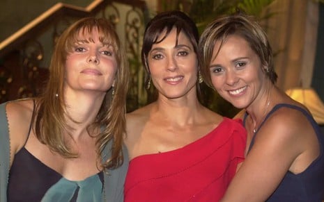 Maria Padilha, Christiane Torloni e Giulia Gam se abraçam em foto posada de Mulheres Apaixonadas