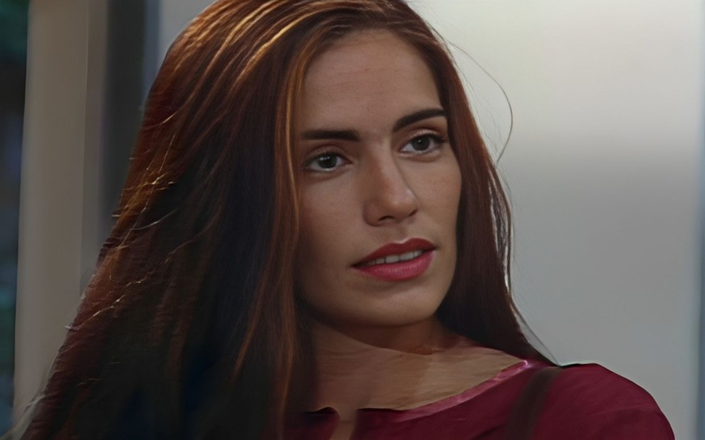 Em cena de Mulheres de Areia, Gloria Pires usa blusa vermelha