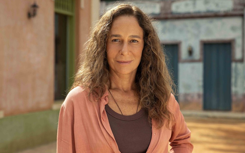 A atriz Andrea Beltrão posa caracterizada como Zefa Leonel, sua personagem em No Rancho Fundo, novela das seis da Globo