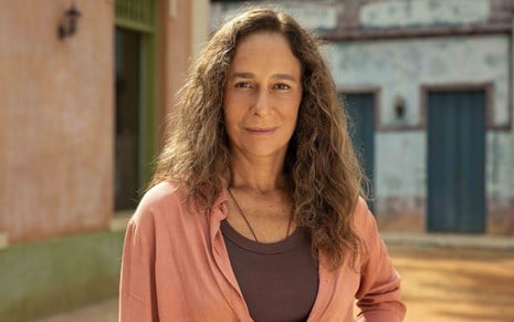 A atriz Andrea Beltrão posa caracterizada como Zefa Leonel, sua personagem em No Rancho Fundo, novela das seis da Globo