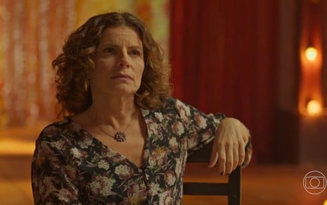 Debora Bloch com expressão séria em cena como Deodora na novela No Rancho Fundo