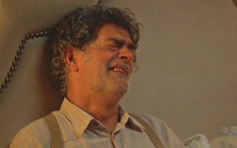 Eduardo Moscovis caracterizado como Ariosto em cena de No Rancho Fundo