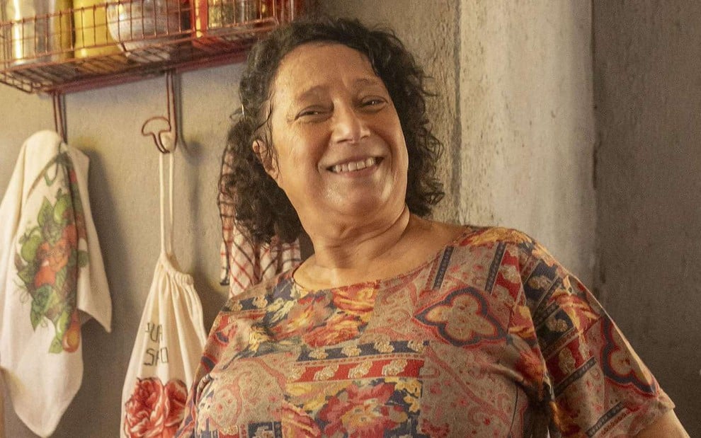 Fátima Patrício posa caracterizada como dona Castorino, sua personagem na novela No Rancho Fundo, da Globo