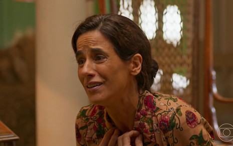 A atriz Mariana Lima caracterizada como Tia Salete em cena de No Rancho Fundo