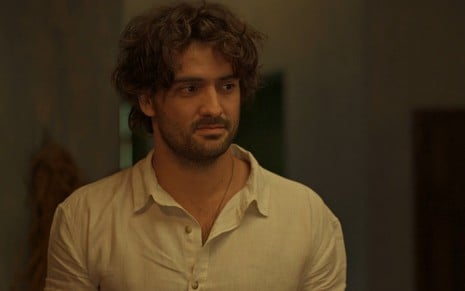 Artur (Túlio Starling) em cena de No Rancho Fundo