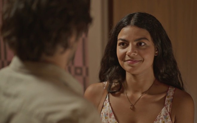 Larissa Bocchino sorri para Túlio Starling (que está de costas) em cena de No Rancho Fundo