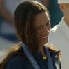 Rayssa Leal sorri ao receber medalha de bronze em Paris