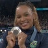 Rebeca Andrade mostra medalha de prata e sorri