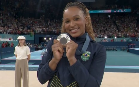 Rebeca Andrade mostra medalha de prata e sorri