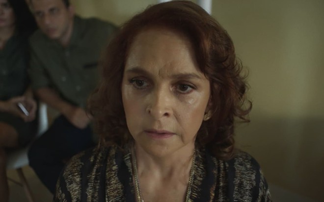 Drica Moraes caracterizada como Lúcia; ela está transtornada em cena de Os Outros