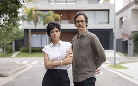 A diretora Luisa Lima e o roteirista Lucas Paraizo posam em um condomínio que serve de cenário para a serie Os Outros