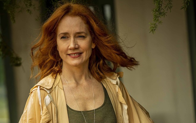 A atriz Camila Morgado está caracterizada como Irma, sua personagem no remake de Pantantal (2022)