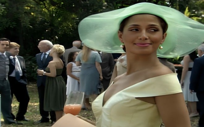 A atriz Camila Pitanga como Bebel vestida para um casamento bastante chique em cena de Paraíso Tropical