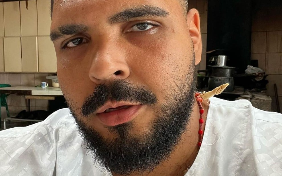 Paulo Vieira em foto publicada nas redes sociais; ele encara a câmera