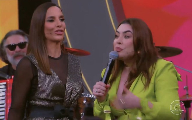 Ivete Sangalo e Naiara Azevedo fazem careta enquanto cantam no palco do Pipoca da Ivete