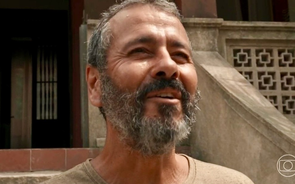 Marcos Palmeira está feliz, sorrindo, em cena externa de Renascer; ele está caracterizado como José Inocêncio