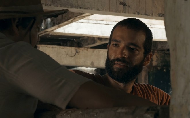 Adanilo (de costas) e Humberto Carrão conversam na estreia de Renascer