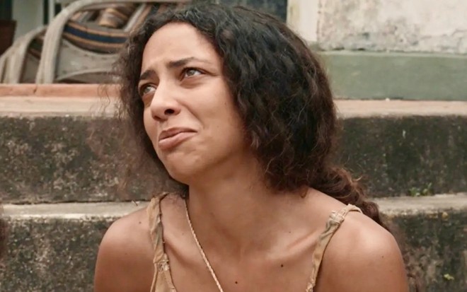 A atriz Alice Carvalho está triste em cena da novela Renascer, da Globo, como Joana