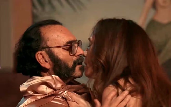 Almir Sater como Rachid beija Camila Morgado, a Iolanda, em cena de Renascer